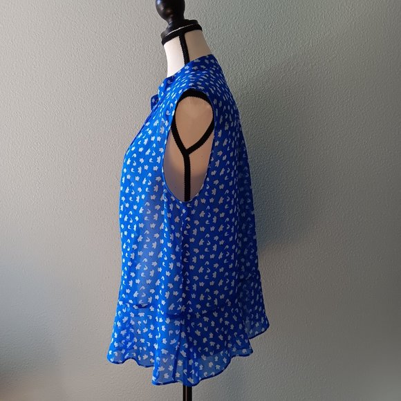 NWOT CABI Sleeveless Blue and White Floral Button Down Pleated Front Top Size M - Picture 5 of 5